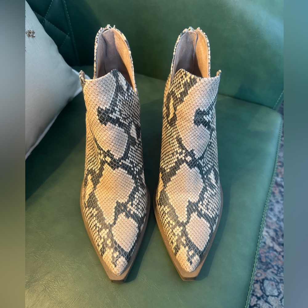 Vince Camuto
Snakeskin
Size: 7.5/38
Like NEW condition
